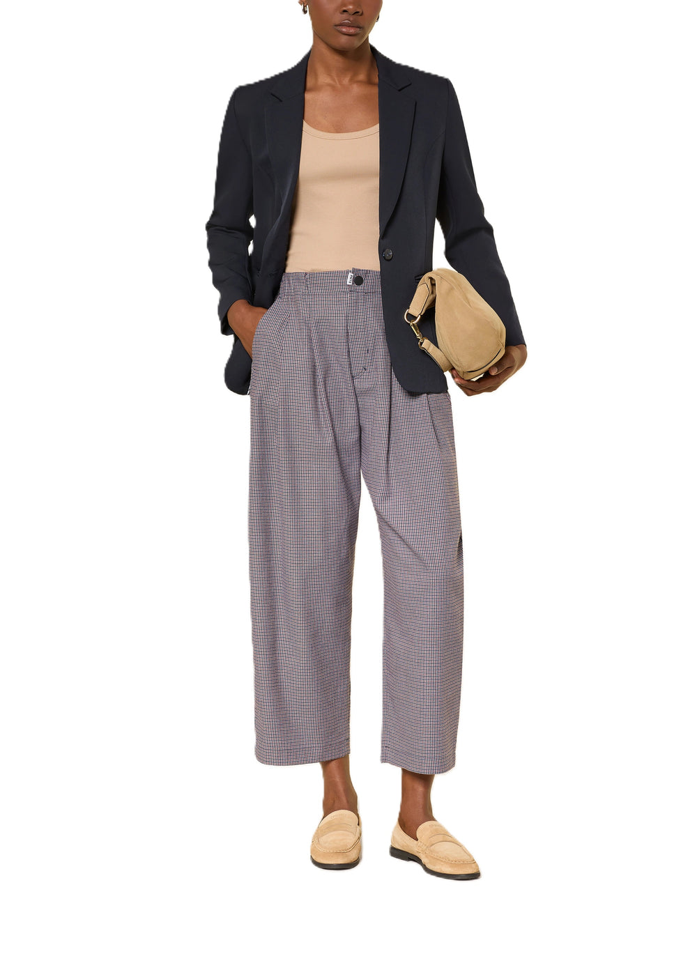 Hose PNTS 35_THE MINI L. Coole und moderne Hose mit Glencheckmuster in verschiedenen Herbsttönen. Die Hose hat Bundfalten und ist verkürzt geschnitten. Auf der Rückseite befinden sich Gesäßtaschen. Die Hose hat seitliche Eingriffstaschen. Die Leibhöhe ist erhöht und die Hose hat einen elastischen Bund, Knopf und Reißverschluss