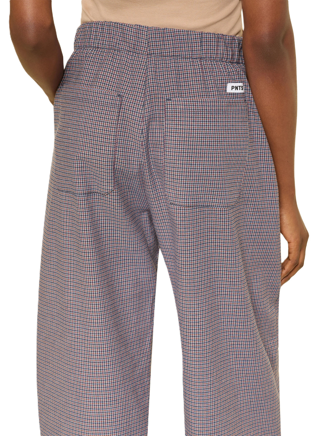 Hose PNTS 35_THE MINI L. Coole und moderne Hose mit Glencheckmuster in verschiedenen Herbsttönen. Die Hose hat Bundfalten und ist verkürzt geschnitten. Auf der Rückseite befinden sich Gesäßtaschen. Die Hose hat seitliche Eingriffstaschen. Die Leibhöhe ist erhöht und die Hose hat einen elastischen Bund, Knopf und Reißverschluss