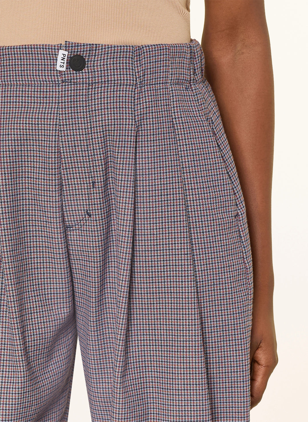 Hose PNTS 35_THE MINI L. Coole und moderne Hose mit Glencheckmuster in verschiedenen Herbsttönen. Die Hose hat Bundfalten und ist verkürzt geschnitten. Auf der Rückseite befinden sich Gesäßtaschen. Die Hose hat seitliche Eingriffstaschen. Die Leibhöhe ist erhöht und die Hose hat einen elastischen Bund, Knopf und Reißverschluss