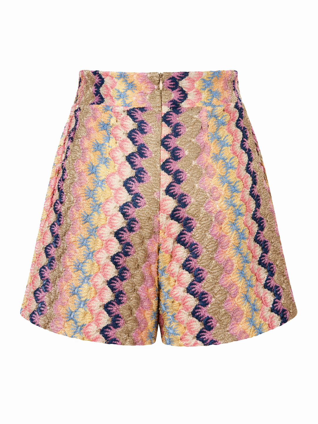 Shorts Pho Firenze in rosa und lila. Schöne sommerliche Bermuda im bekannten Zickzack-Print. Die Bermuda hat einen festen Bund und Taschen. Die Beinweite ist leicht ausgestellt. Das zarte Glitzergarn lässt die Hose feminin und edel erscheinen. Die Hose hat einen Zip auf der Rückseite. Der Tragekomfort ist sehr hoch.
