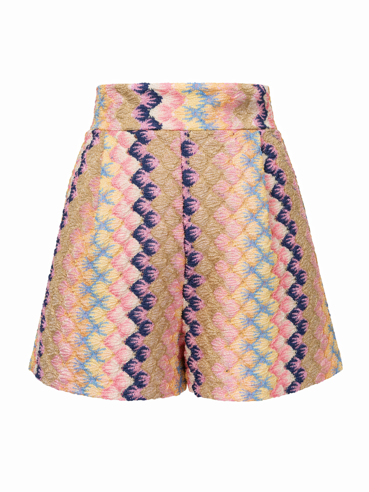 Shorts Pho Firenze in rosa und lila. Schöne sommerliche Bermuda im bekannten Zickzack-Print. Die Bermuda hat einen festen Bund und Taschen. Die Beinweite ist leicht ausgestellt. Das zarte Glitzergarn lässt die Hose feminin und edel erscheinen. Die Hose hat einen Zip auf der Rückseite. Der Tragekomfort ist sehr hoch.