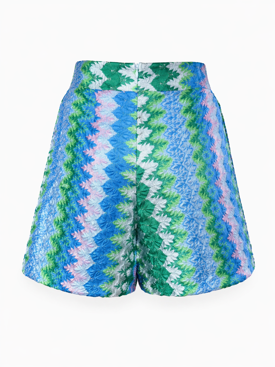 Shorts Pho Firenze in blau und grün. Schöne sommerliche Bermuda im bekannten Zickzack-Print. Die Bermuda hat einen festen Bund und Taschen. Die Beinweite ist leicht ausgestellt. Das zarte Glitzergarn lässt die Hose feminin und edel erscheinen. Die Hose hat einen Zip auf der Rückseite. Der Tragekomfort ist sehr hoch.
