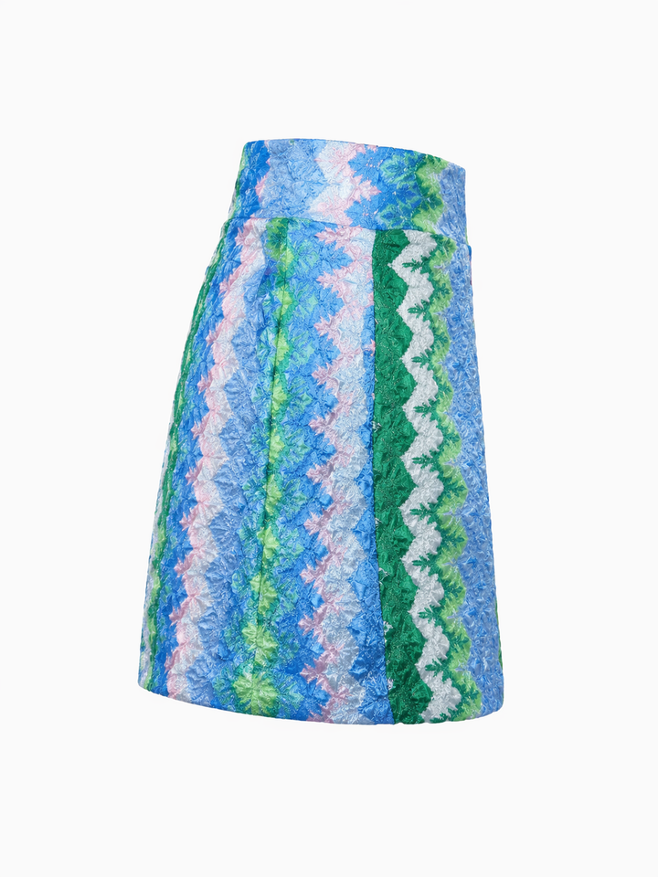 Shorts Pho Firenze in blau und grün. Schöne sommerliche Bermuda im bekannten Zickzack-Print. Die Bermuda hat einen festen Bund und Taschen. Die Beinweite ist leicht ausgestellt. Das zarte Glitzergarn lässt die Hose feminin und edel erscheinen. Die Hose hat einen Zip auf der Rückseite. Der Tragekomfort ist sehr hoch.