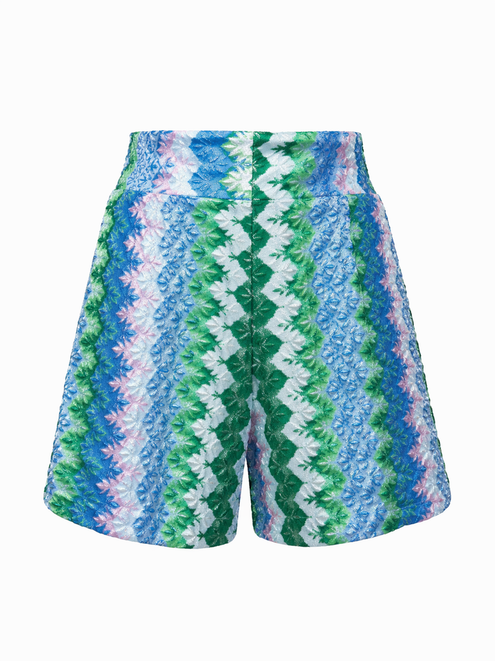Shorts Pho Firenze in blau und grün. Schöne sommerliche Bermuda im bekannten Zickzack-Print. Die Bermuda hat einen festen Bund und Taschen. Die Beinweite ist leicht ausgestellt. Das zarte Glitzergarn lässt die Hose feminin und edel erscheinen. Die Hose hat einen Zip auf der Rückseite. Der Tragekomfort ist sehr hoch.