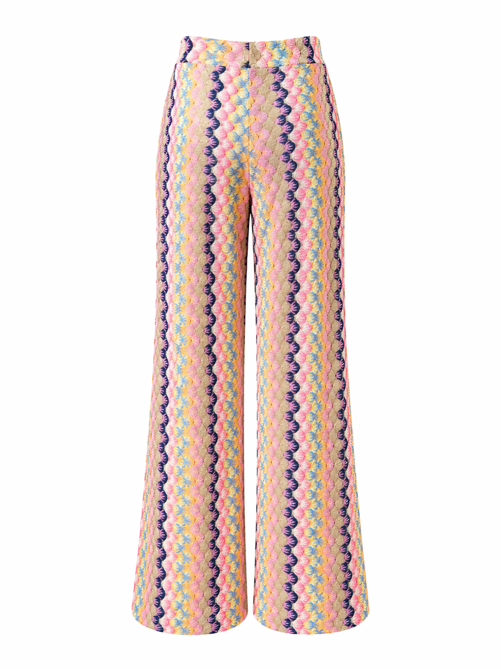 Hose Pho Firenze in rosa und lila. Schöne sommerliche Hose im berühmten Zickzack-Muster. Die Hose ist gerade geschnitten und hat einen Gummibund und Taschen. Die Beinlänge ist lang und ganz leicht ausgestellt.