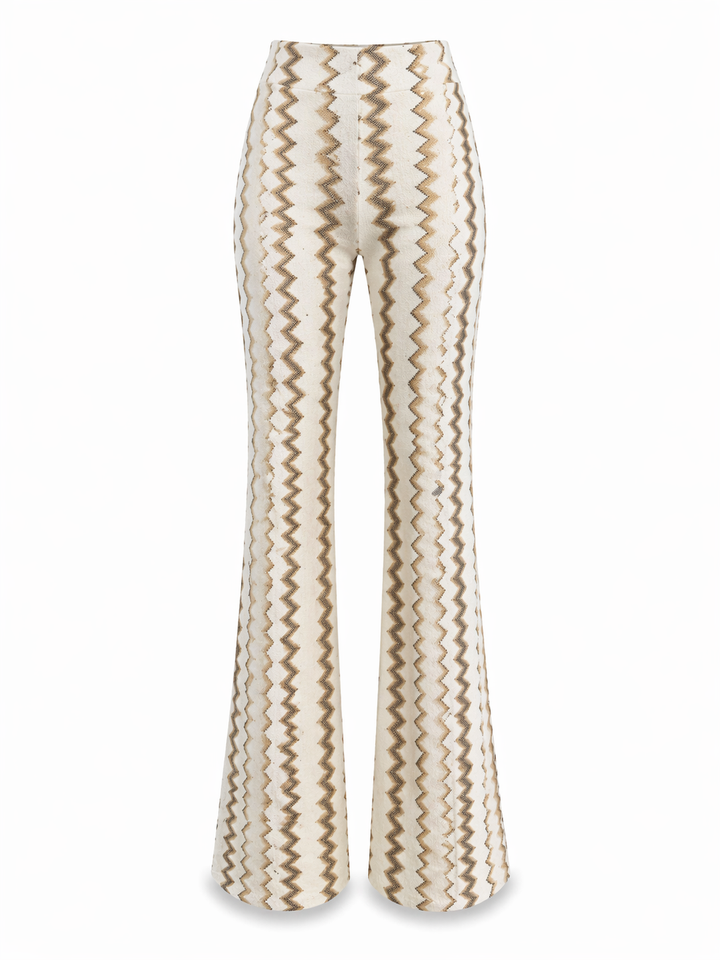 Hose Pho Firenze in gold und weiß. Lange und bezaubernde Hose im Zickzack-Muster. Die Hose hat einen Gummizug und Taschen. Sie hat einen kleinen Kick. Das zarte Glitzergarn wirkt besonders edel und feminin. Wir haben auch das passende Oberteil dazu, so dass der Look wie ein Overall aussieht.