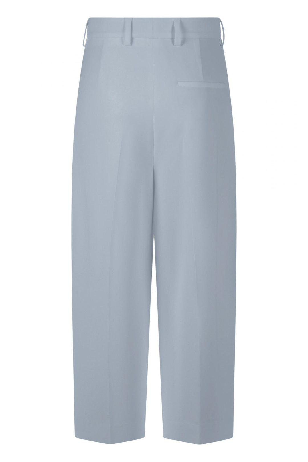 Hose Rossi Noa Crop. Coole Hose in verkürzter Form. Die Hose hat Bundfalten und einen verstellbaren Innenbund. Sie ist High-Waist geschnitten und hat ein verkürztes Bein. Der leichte O-Shape verleiht der Hose einen modernen Look. Die Hose hat schräge Eingriffstaschen und eine Leistentasche auf der Rückseite in hellblau.