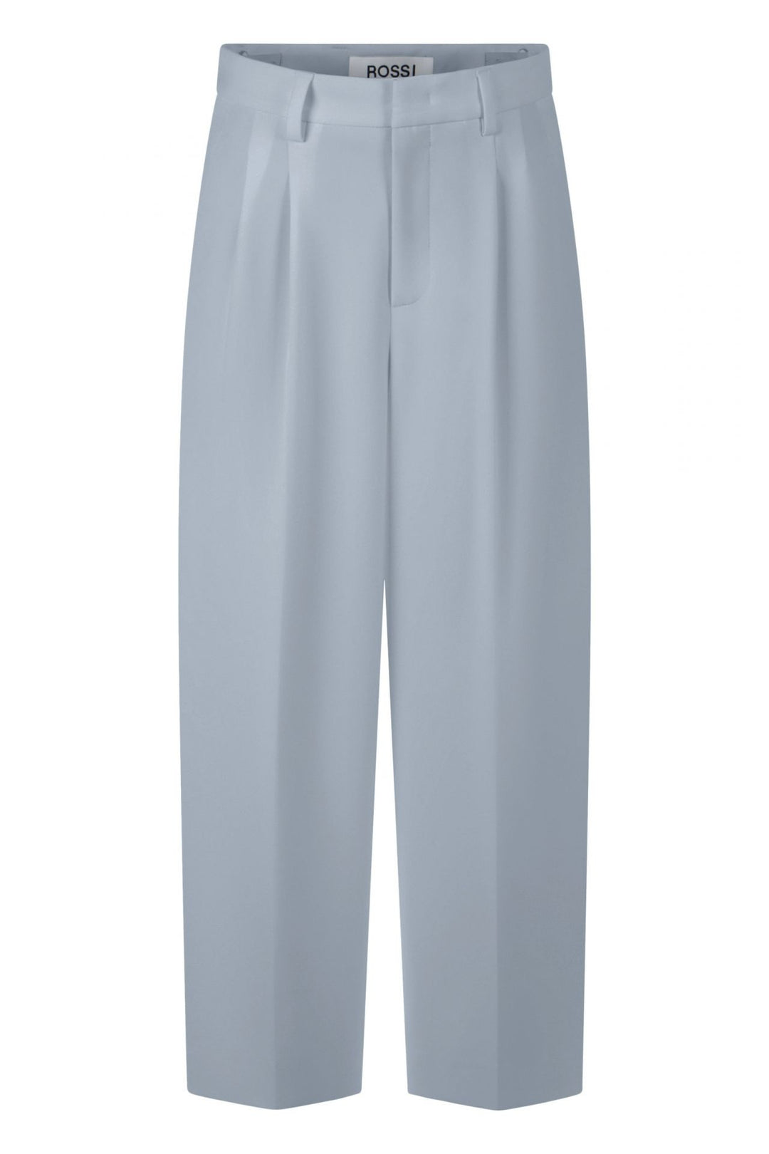 Hose Rossi Noa Crop. Coole Hose in verkürzter Form. Die Hose hat Bundfalten und einen verstellbaren Innenbund. Sie ist High-Waist geschnitten und hat ein verkürztes Bein. Der leichte O-Shape verleiht der Hose einen modernen Look. Die Hose hat schräge Eingriffstaschen und eine Leistentasche auf der Rückseite in hellblau.