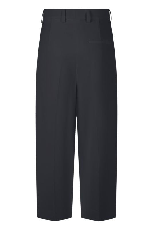 Hose Rossi Noa Crop Fluid Cade. Die lässige Hose Noa Crop von Rossi hat eine Bundfalte und seitliche Eingriffstaschen. Sie hat eine verkürzte Beinlänge und ist am Oberschenkel lässig geschnitten. Die Hose kann man auf der Innenseite mit Knöpfen verstellen. Die Hose hat eine höhere Leibhöhe