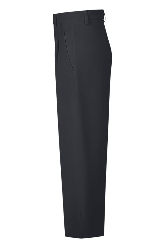 Hose Rossi Noa Crop Fluid Cade. Die lässige Hose Noa Crop von Rossi hat eine Bundfalte und seitliche Eingriffstaschen. Sie hat eine verkürzte Beinlänge und ist am Oberschenkel lässig geschnitten. Die Hose kann man auf der Innenseite mit Knöpfen verstellen. Die Hose hat eine höhere Leibhöhe
