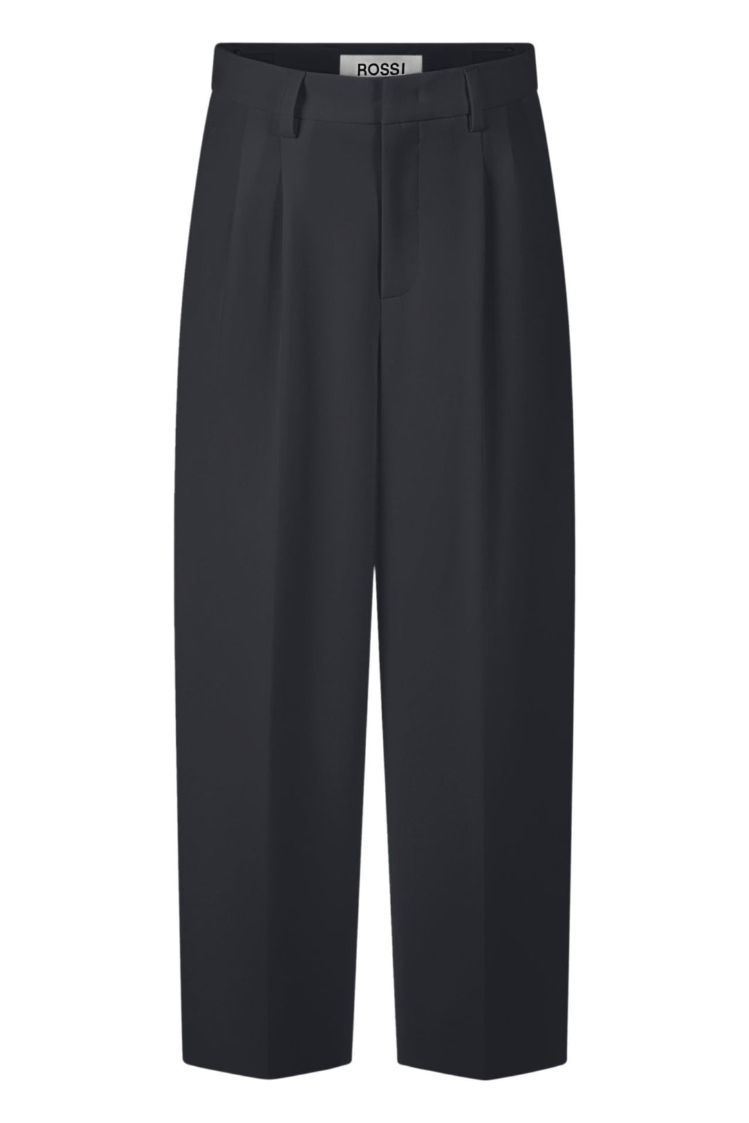 Hose Rossi Noa Crop Fluid Cade. Die lässige Hose Noa Crop von Rossi hat eine Bundfalte und seitliche Eingriffstaschen. Sie hat eine verkürzte Beinlänge und ist am Oberschenkel lässig geschnitten. Die Hose kann man auf der Innenseite mit Knöpfen verstellen. Die Hose hat eine höhere Leibhöhe