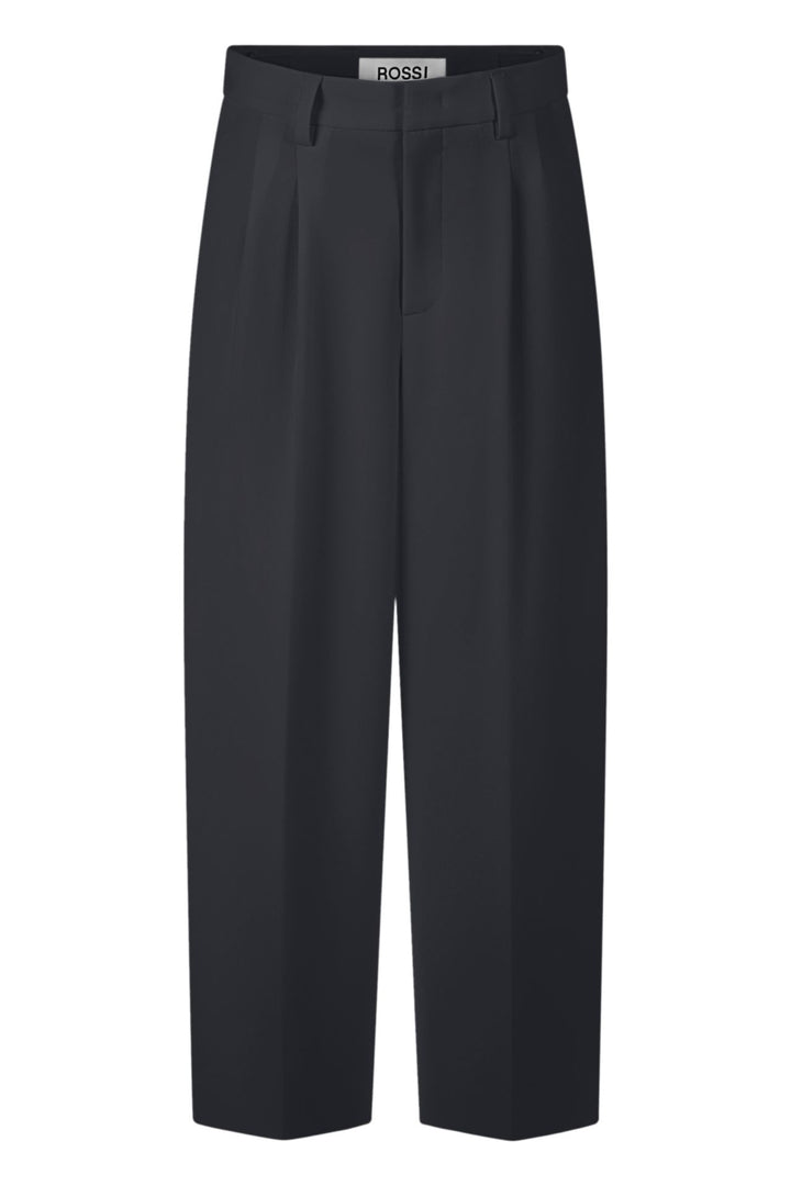 Hose Rossi Noa Crop Fluid Cade. Die lässige Hose Noa Crop von Rossi hat eine Bundfalte und seitliche Eingriffstaschen. Sie hat eine verkürzte Beinlänge und ist am Oberschenkel lässig geschnitten. Die Hose kann man auf der Innenseite mit Knöpfen verstellen. Die Hose hat eine höhere Leibhöhe