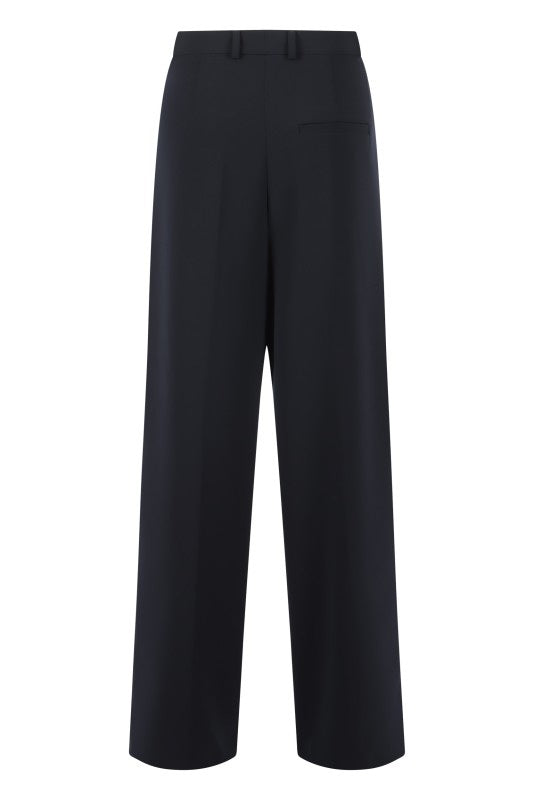 Hose Rossi Noa. Die lässige Hose von Rossi hat eine Bundfalte und seitliche Eingriffstaschen. Sie hat eine lange Beinlänge und ist am Oberschenkel lässig geschnitten. Die Hose kann man auf der Innenseite mit Knöpfen verstellen. Die Hose hat eine höhere Leibhöhe in marine