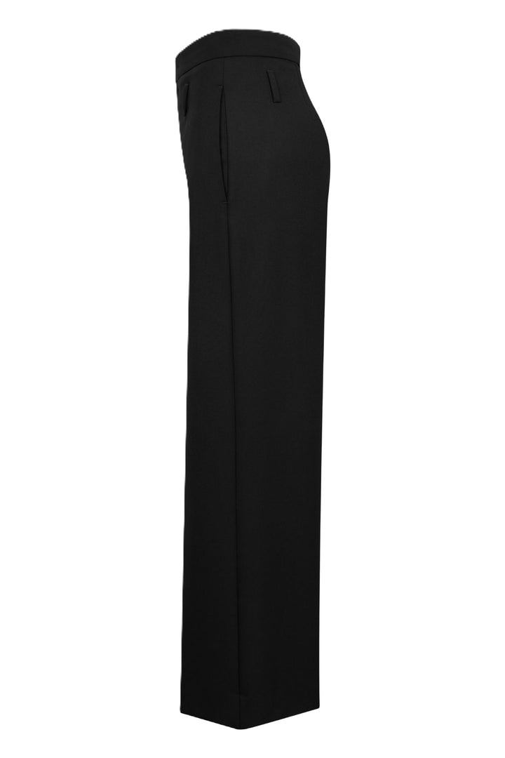 Hose Rossi Vian. Coole Hose in gerader Form. Sie ist Hight-waist geschnitten und hat ein schmales Bein. Die Hose hat seitliche Eingriffstaschen und Leistentaschen hinten rechts. Sie ist querelastisch in schwarz. Tiefe Gürtelschlaufen.