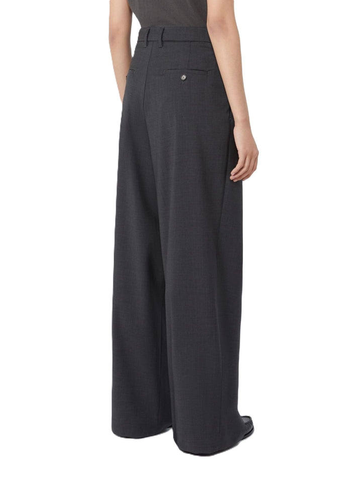 Hose S Max Mara SMMTARO in anthrazit. Diese Palazzohose hat ein weites Bein und doppelte Bundfalten vorne an der Taille. Die Hose ist lang und weit geschnitten und hat einen leichten Stretchanteil. Sie hat einen hohen Bund, einen Reißverschluss mit Patte und einem Häkchen. Die Taschen sind schräg angesetzt. 