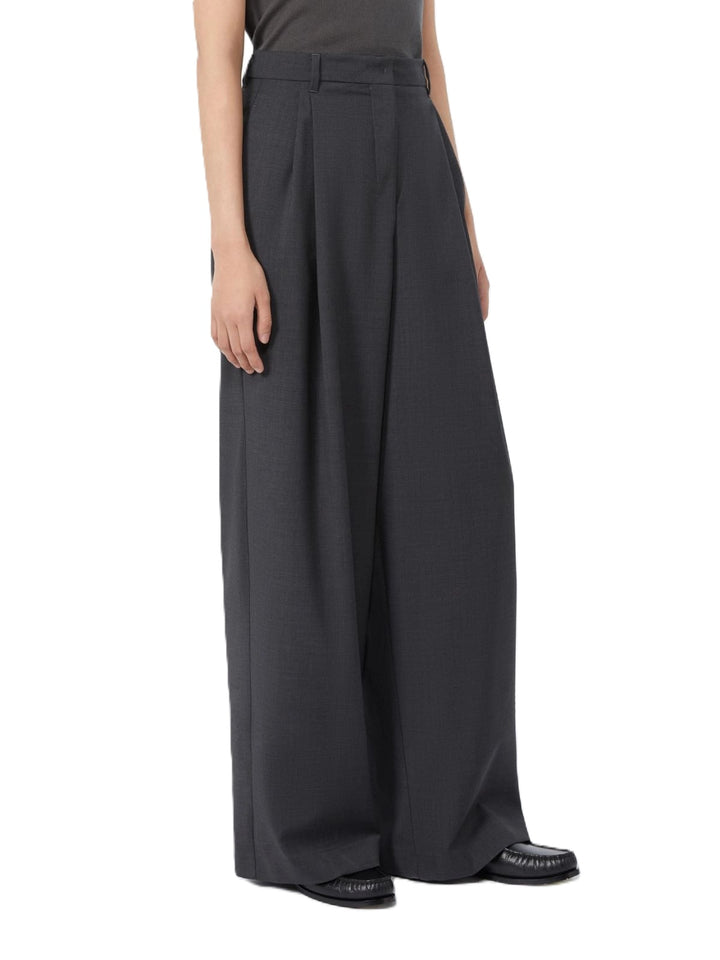 Hose S Max Mara SMMTARO in anthrazit. Diese Palazzohose hat ein weites Bein und doppelte Bundfalten vorne an der Taille. Die Hose ist lang und weit geschnitten und hat einen leichten Stretchanteil. Sie hat einen hohen Bund, einen Reißverschluss mit Patte und einem Häkchen. Die Taschen sind schräg angesetzt. 