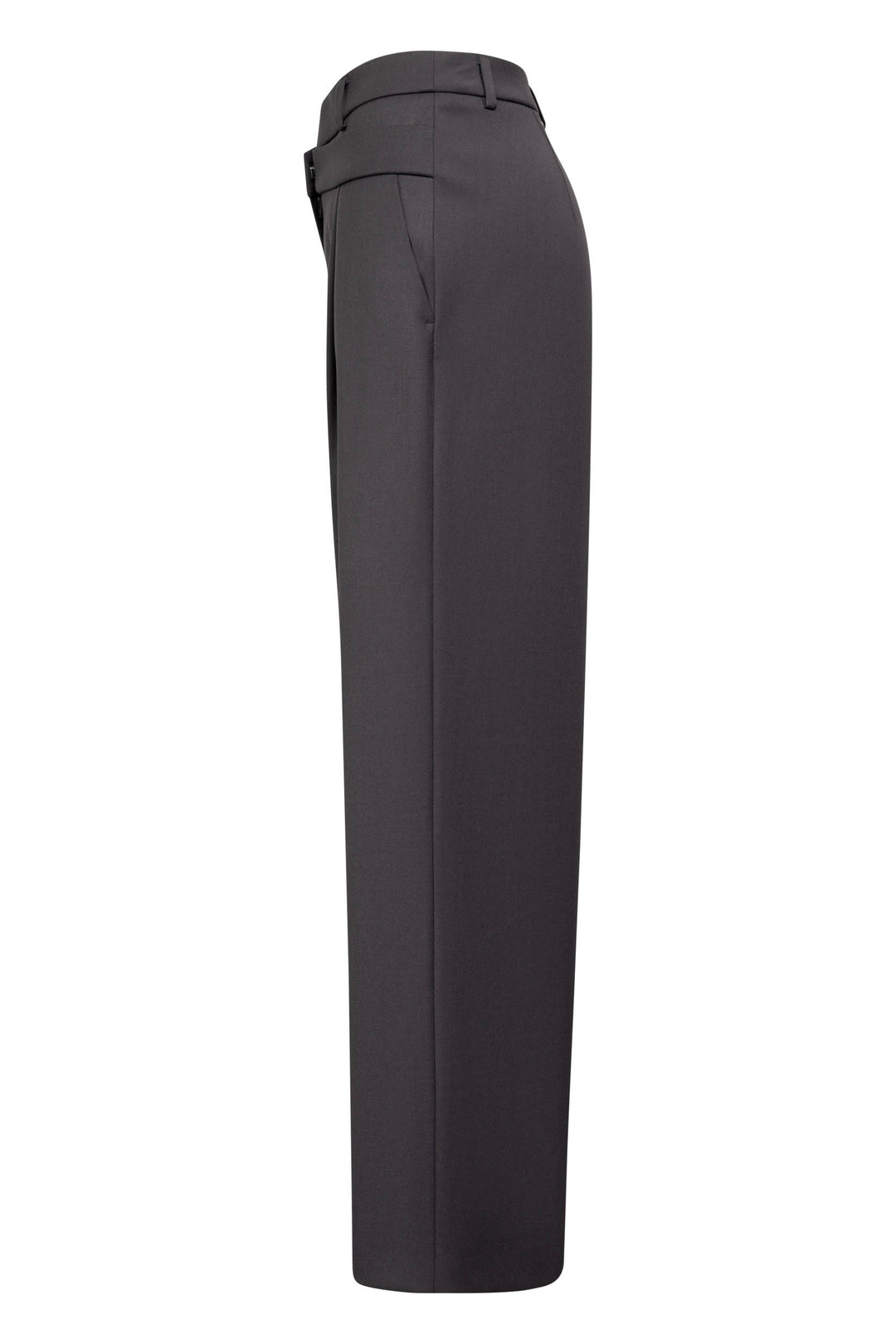 Hose Seductive Amalya in braun. Moderne Hose mit asymmetrischem Bund und hoher Leibhöhe. Die Hose hat ein weites Bein und schräge Eingriffstaschen vorne. Leistentaschen befinden sich auf der Rückseite. 