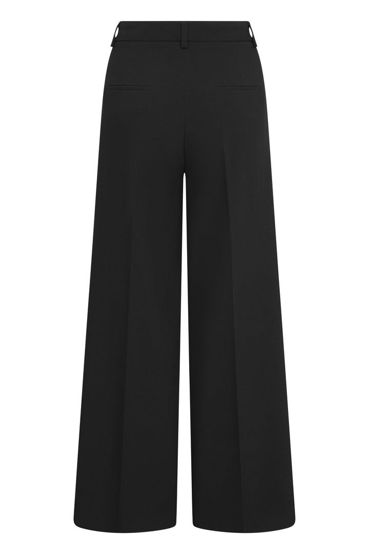 Hose Seductive Shiloh in schwarz. Elegante Hose mit weitem Bein und hoher Leibhöhe. Sie hat schräge Eingriffstaschen vorne und Leistentaschen hinten. Der Stoff ist fließend und angenehm zu tragen. Die Oberfläche ist leicht strukturiert. 