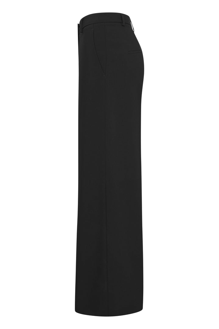 Hose Seductive Shiloh in schwarz. Elegante Hose mit weitem Bein und hoher Leibhöhe. Sie hat schräge Eingriffstaschen vorne und Leistentaschen hinten. Der Stoff ist fließend und angenehm zu tragen. Die Oberfläche ist leicht strukturiert. 
