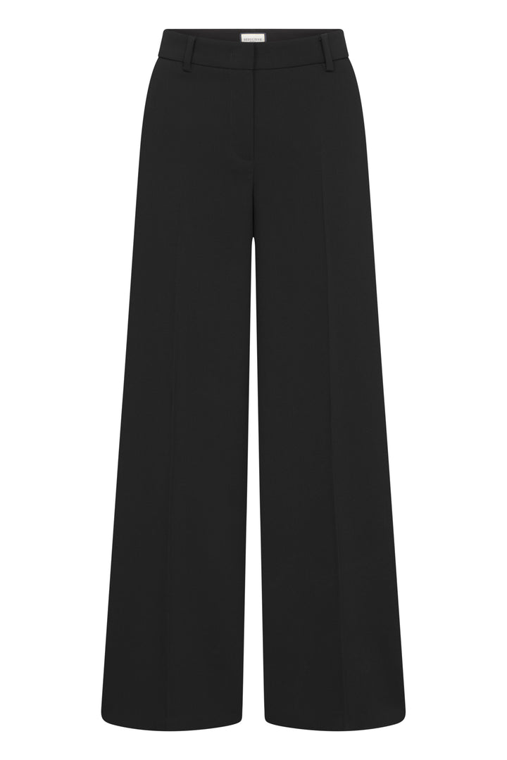 Hose Seductive Shiloh in schwarz. Elegante Hose mit weitem Bein und hoher Leibhöhe. Sie hat schräge Eingriffstaschen vorne und Leistentaschen hinten. Der Stoff ist fließend und angenehm zu tragen. Die Oberfläche ist leicht strukturiert. 