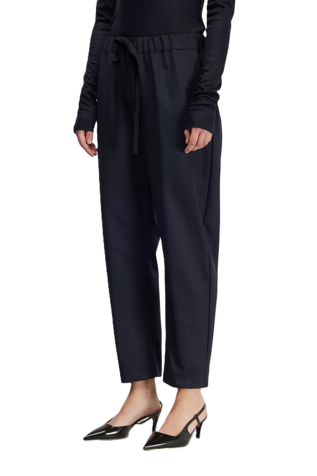 Hose Semicouture PANTALONE BUDDY. Lässige Hose in dunkelblau. Die Hose hat einen Tunnelzug zum Verstellen und seitliche Eingriffstaschen. Sie ist lang und gerade geschnitten und hat eine sehr leichte und luftige Ware.