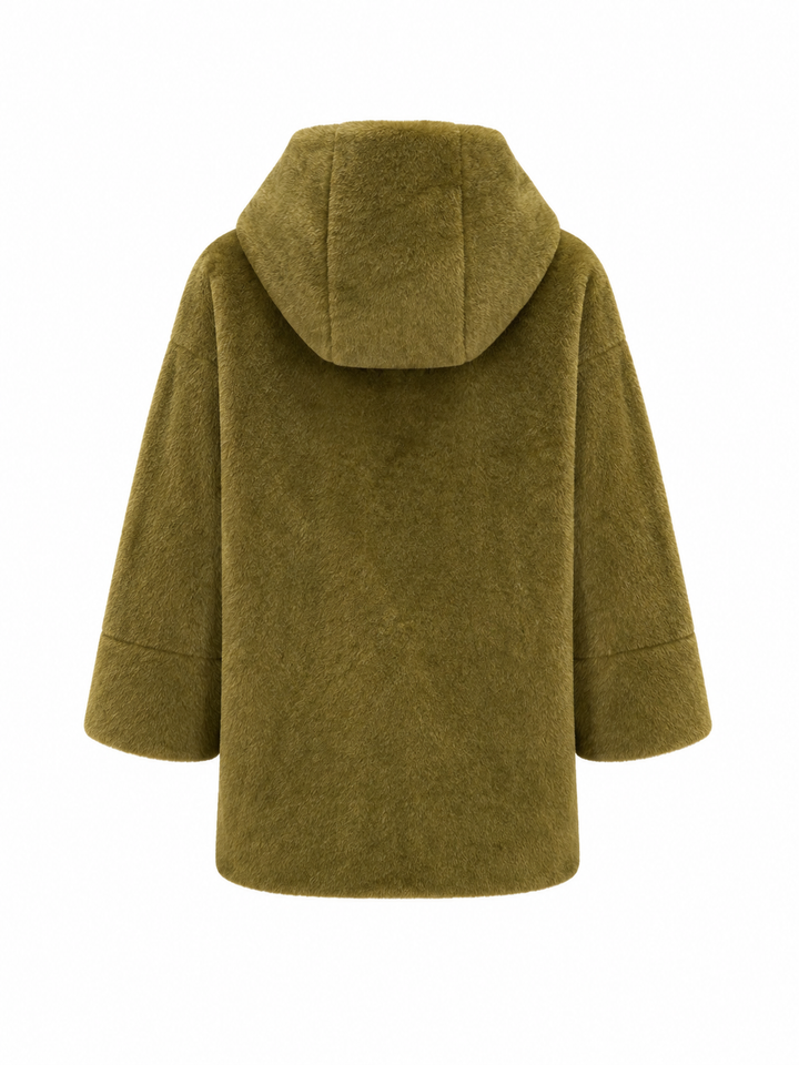 Grüne Fake-Fur-Jacke  von Betta Corradi mit Kapuze, weiten Ärmeln und silbernem Reißverschluss. Sie hat einen weiten Schnitt und geht bis über die Hüfte.
