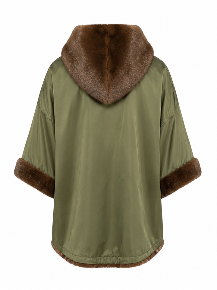 Grüne Cape-Jacke von Betta Corradi aus Nylon mit Kimono-Ärmeln, Fake-Fur-Kapuze und Fellbesatz an den Ärmeln