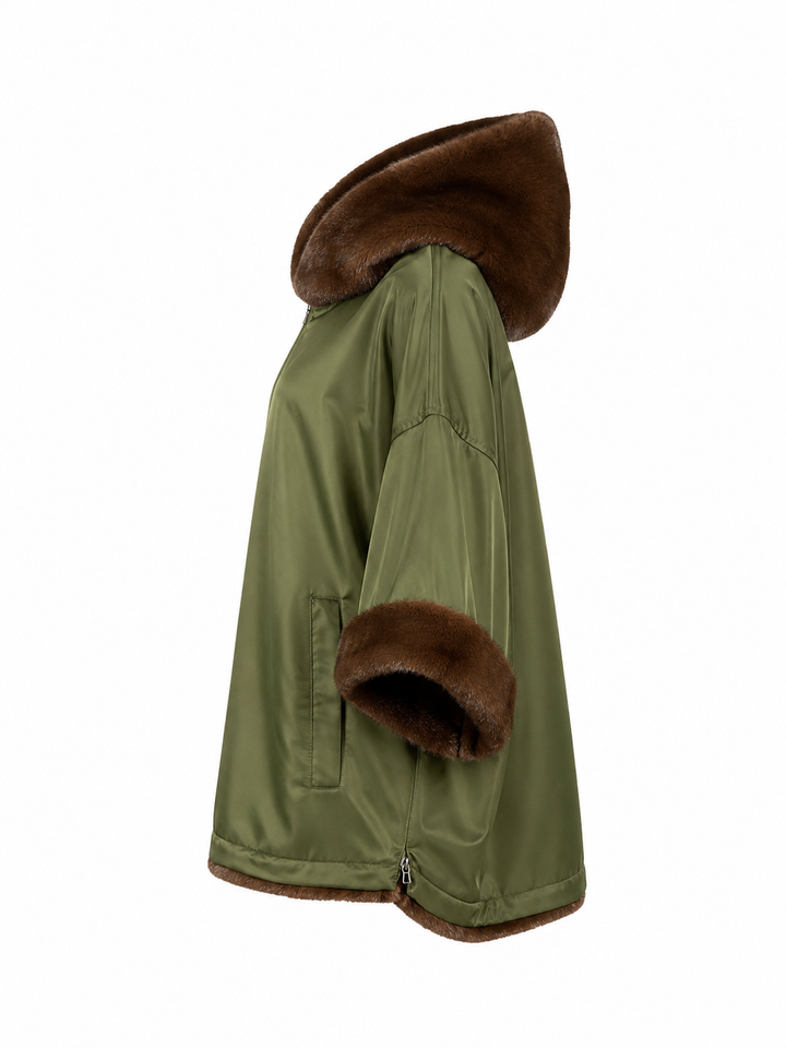 Grüne Cape-Jacke von Betta Corradi aus Nylon mit Kimono-Ärmeln, Fake-Fur-Kapuze und Fellbesatz an den Ärmeln