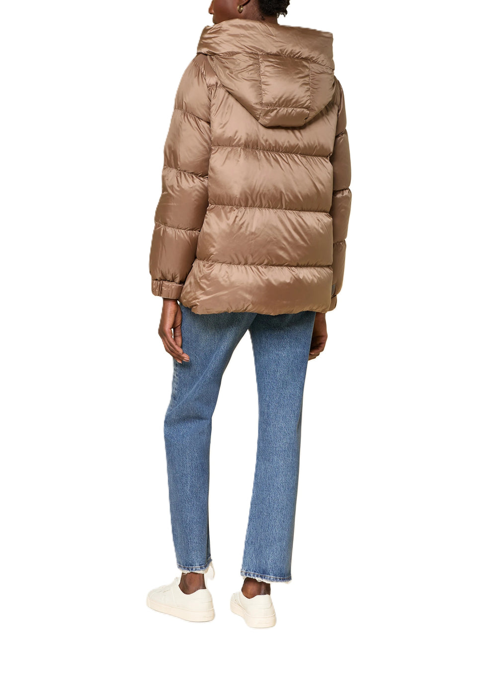 Jacke S Max Mara Seia Daune. Federleichte Jacke in gold mit Kapuzenkragen. Diese hat einen Tunnelzug. Die Jacke hat einen unterlegten Zip und einen geraden Schnitt. Sie hat Leistentaschen und elastische Bündchen an den Ärmeln. Ebenfalls einen Riegel mit Druckknopf an den Ärmelenden. Die Optik ist glänzend. 