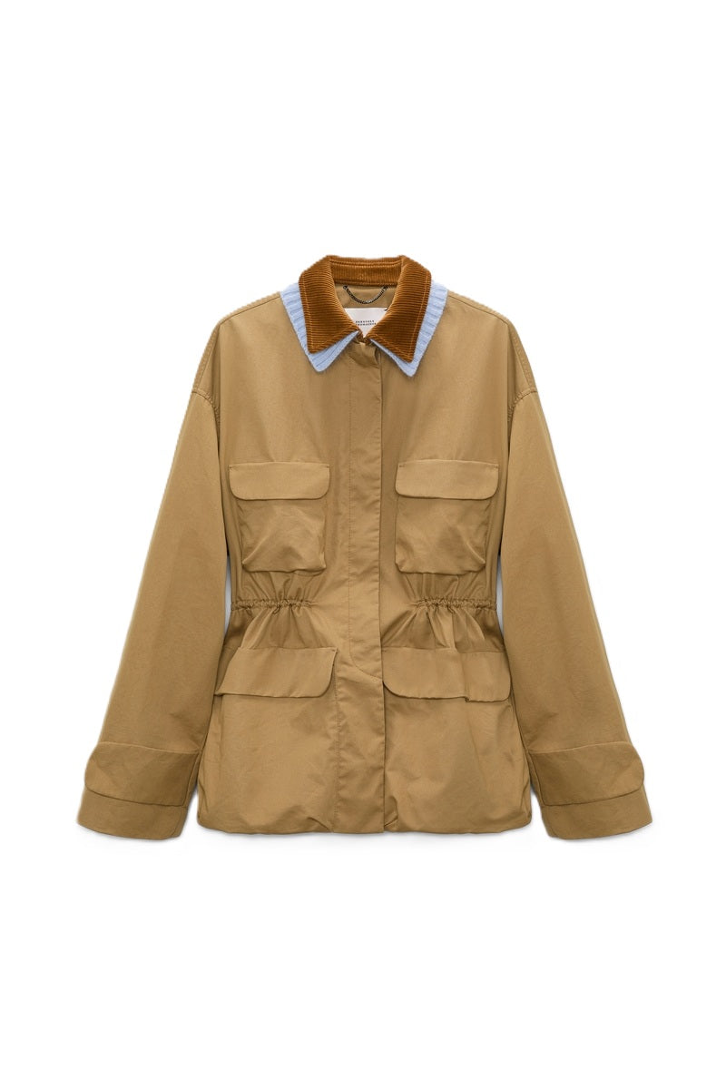 Jacke von Dorothee Schumacher-ADVENTUROUS MOVEMENT jacket in beige mit Doppelkragen und Taillenbund. Die Jacke hat einen Tunnelzug und Taschen. 