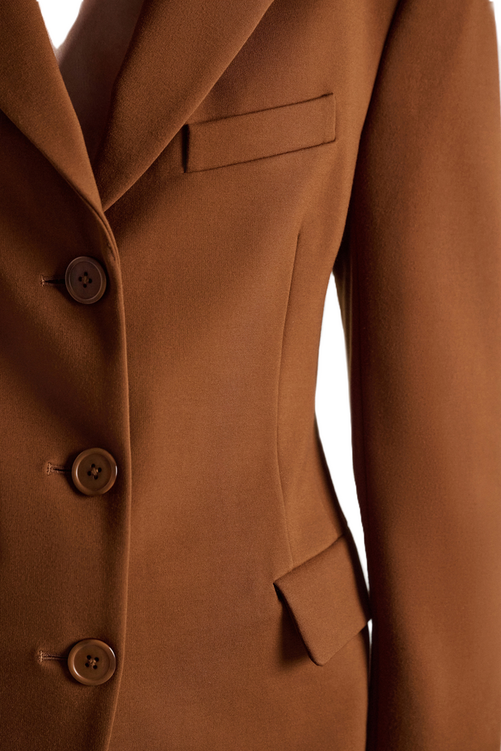 Brauner Blazer von Dorothee Schumacher aus Punto Milano mit figurbetonter Passform und Reverskragen.
