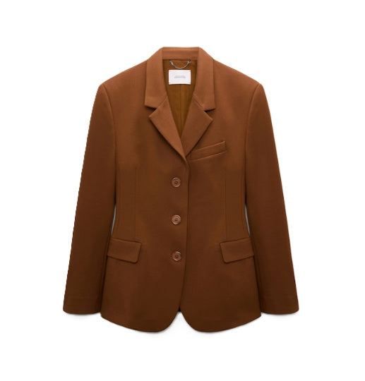 Jacke Dorothee Schumacher EMOTIONAL ESSENCE in hazelnut braun. Blazer aus hochwertigem Punto Milano hat eine figurbetonte Passform. Der klassische Reverskragen, Pattentaschen und feine Ärmelschlitze unterstreichen den stilvollen Look. Das Innenfutter sorgt für angenehmen Tragekomfort.