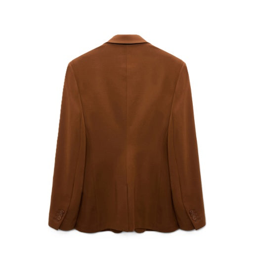 Jacke Dorothee Schumacher EMOTIONAL ESSENCE in hazelnut braun. Blazer aus hochwertigem Punto Milano hat eine figurbetonte Passform. Der klassische Reverskragen, Pattentaschen und feine Ärmelschlitze unterstreichen den stilvollen Look. Das Innenfutter sorgt für angenehmen Tragekomfort.