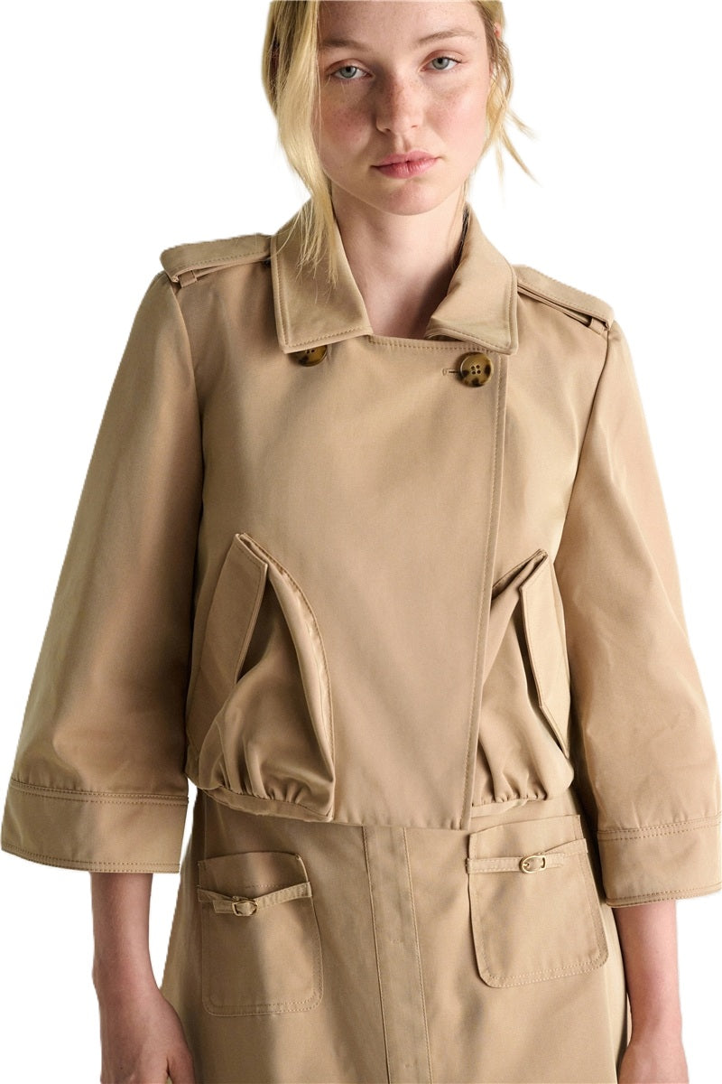 Jacke Dorothee Schumacher LUXURY LAYER Jacket in trench. Die technische, changierende Jacke aus einem Technostoff hat 3/4-Ärmel und einem lockeren, verkürzten Schnitt. Die Jacke hat einen Spread-Kragen mit zwei Knopfverschlüssen und ist mit formbarem Memory-Draht ausgestattet, der ein individuelles Styling ermöglicht. Die Jacke hat schräge aufgesetzte Taschen und Riegeldetails. Die Manschetten haben einen Schlitz und der Rückenteil ist gerafft.