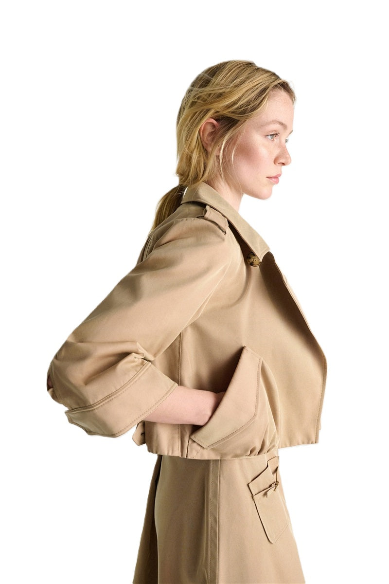 Jacke Dorothee Schumacher LUXURY LAYER Jacket in trench. Die technische, changierende Jacke aus einem Technostoff hat 3/4-Ärmel und einem lockeren, verkürzten Schnitt. Die Jacke hat einen Spread-Kragen mit zwei Knopfverschlüssen und ist mit formbarem Memory-Draht ausgestattet, der ein individuelles Styling ermöglicht. Die Jacke hat schräge aufgesetzte Taschen und Riegeldetails. Die Manschetten haben einen Schlitz und der Rückenteil ist gerafft.
