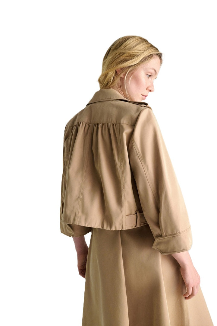 Jacke Dorothee Schumacher LUXURY LAYER Jacket in trench. Die technische, changierende Jacke aus einem Technostoff hat 3/4-Ärmel und einem lockeren, verkürzten Schnitt. Die Jacke hat einen Spread-Kragen mit zwei Knopfverschlüssen und ist mit formbarem Memory-Draht ausgestattet, der ein individuelles Styling ermöglicht. Die Jacke hat schräge aufgesetzte Taschen und Riegeldetails. Die Manschetten haben einen Schlitz und der Rückenteil ist gerafft.
