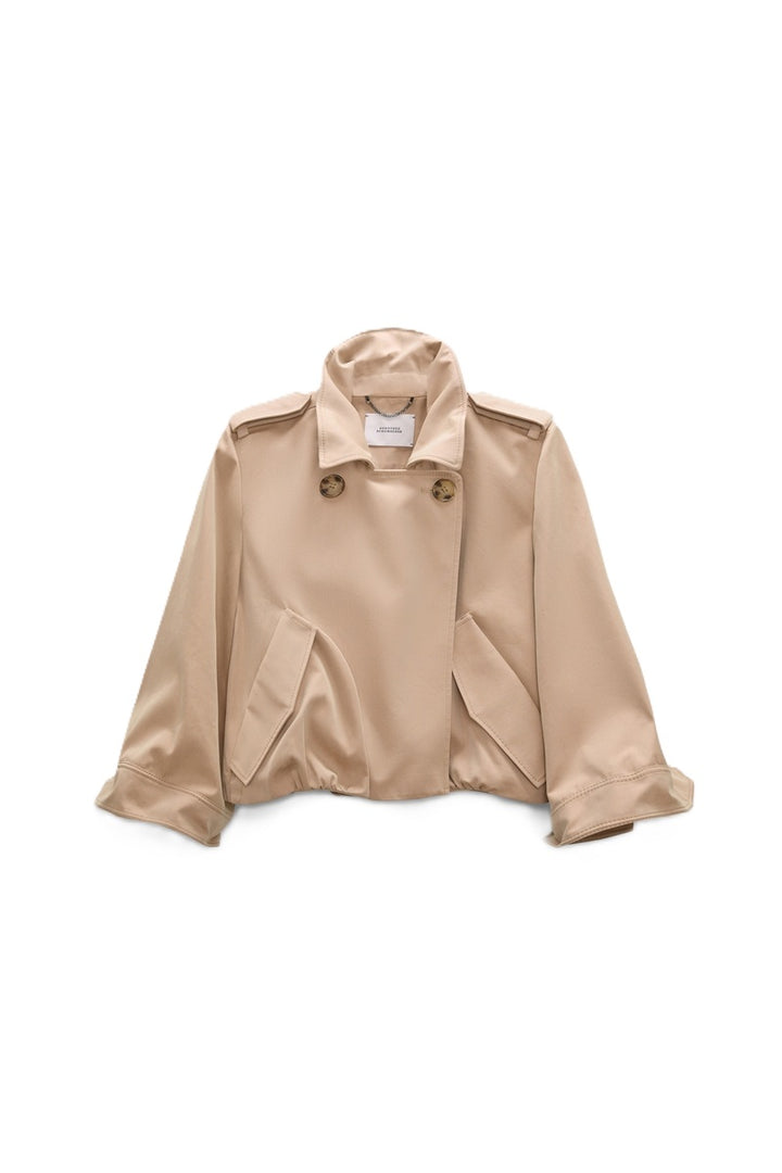 Jacke Dorothee Schumacher LUXURY LAYER Jacket in trench. Die technische, changierende Jacke aus einem Technostoff hat 3/4-Ärmel und einem lockeren, verkürzten Schnitt. Die Jacke hat einen Spread-Kragen mit zwei Knopfverschlüssen und ist mit formbarem Memory-Draht ausgestattet, der ein individuelles Styling ermöglicht. Die Jacke hat schräge aufgesetzte Taschen und Riegeldetails. Die Manschetten haben einen Schlitz und der Rückenteil ist gerafft.