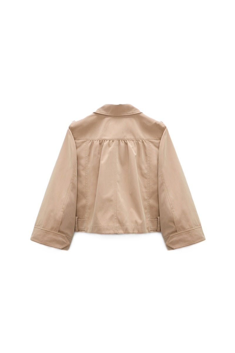 Jacke Dorothee Schumacher LUXURY LAYER Jacket in trench. Die technische, changierende Jacke aus einem Technostoff hat 3/4-Ärmel und einem lockeren, verkürzten Schnitt. Die Jacke hat einen Spread-Kragen mit zwei Knopfverschlüssen und ist mit formbarem Memory-Draht ausgestattet, der ein individuelles Styling ermöglicht. Die Jacke hat schräge aufgesetzte Taschen und Riegeldetails. Die Manschetten haben einen Schlitz und der Rückenteil ist gerafft.