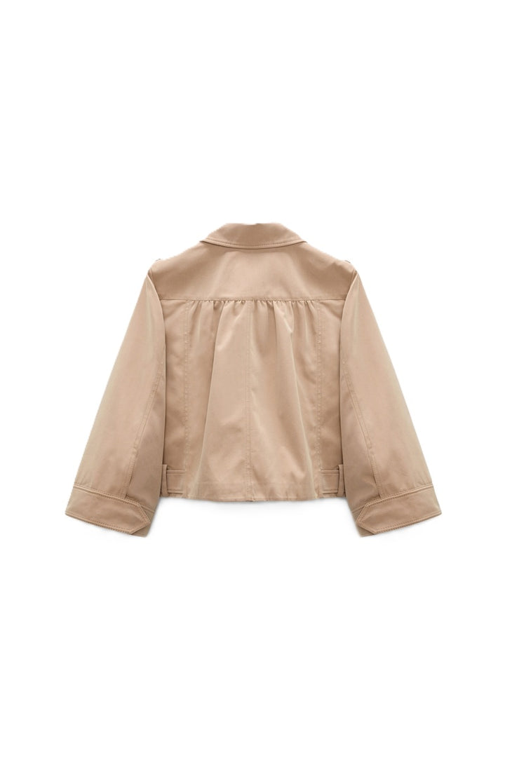 Jacke Dorothee Schumacher LUXURY LAYER Jacket in trench. Die technische, changierende Jacke aus einem Technostoff hat 3/4-Ärmel und einem lockeren, verkürzten Schnitt. Die Jacke hat einen Spread-Kragen mit zwei Knopfverschlüssen und ist mit formbarem Memory-Draht ausgestattet, der ein individuelles Styling ermöglicht. Die Jacke hat schräge aufgesetzte Taschen und Riegeldetails. Die Manschetten haben einen Schlitz und der Rückenteil ist gerafft.