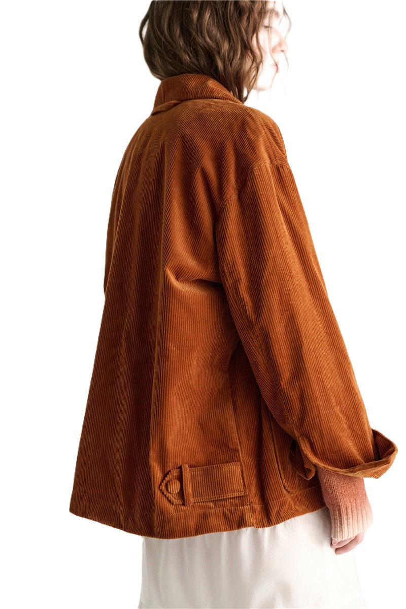 Jacke Dorothee Schumacher MODERN STRUCTURE Jacket in copper braun. Die Hemdjacke aus Cord ist leicht oversized und verfügt über einen formbaren Memory-Draht für individuelles Styling. Auch die Taschen der Jacke kann man wie gewünscht formen. Die Jacke hat schöne überzogene Knöpfe und Manschetten mit Schlitzen. Seitlich befinden sich Riegeldetails. Die Jacke hat einen klassischem Hemdkragen und ist oversized geschnitten. 
