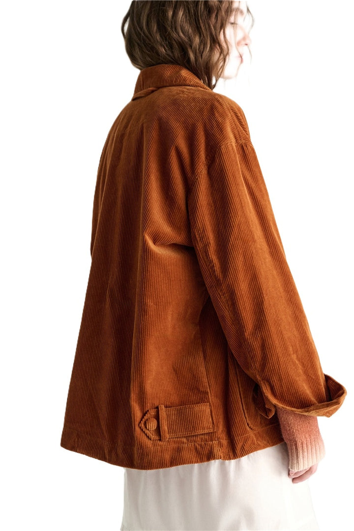Jacke Dorothee Schumacher MODERN STRUCTURE Jacket in copper braun. Die Hemdjacke aus Cord ist leicht oversized und verfügt über einen formbaren Memory-Draht für individuelles Styling. Auch die Taschen der Jacke kann man wie gewünscht formen. Die Jacke hat schöne überzogene Knöpfe und Manschetten mit Schlitzen. Seitlich befinden sich Riegeldetails. Die Jacke hat einen klassischem Hemdkragen und ist oversized geschnitten. 