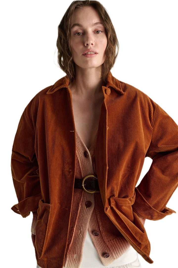Jacke Dorothee Schumacher MODERN STRUCTURE Jacket in copper braun. Die Hemdjacke aus Cord ist leicht oversized und verfügt über einen formbaren Memory-Draht für individuelles Styling. Auch die Taschen der Jacke kann man wie gewünscht formen. Die Jacke hat schöne überzogene Knöpfe und Manschetten mit Schlitzen. Seitlich befinden sich Riegeldetails. Die Jacke hat einen klassischem Hemdkragen und ist oversized geschnitten. 