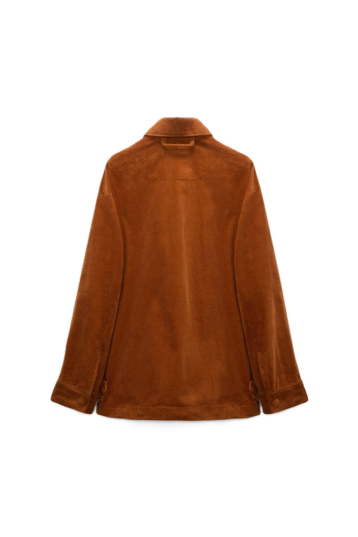 Jacke Dorothee Schumacher MODERN STRUCTURE Jacket in copper braun. Die Hemdjacke aus Cord ist leicht oversized und verfügt über einen formbaren Memory-Draht für individuelles Styling. Auch die Taschen der Jacke kann man wie gewünscht formen. Die Jacke hat schöne überzogene Knöpfe und Manschetten mit Schlitzen. Seitlich befinden sich Riegeldetails. Die Jacke hat einen klassischem Hemdkragen und ist oversized geschnitten. 