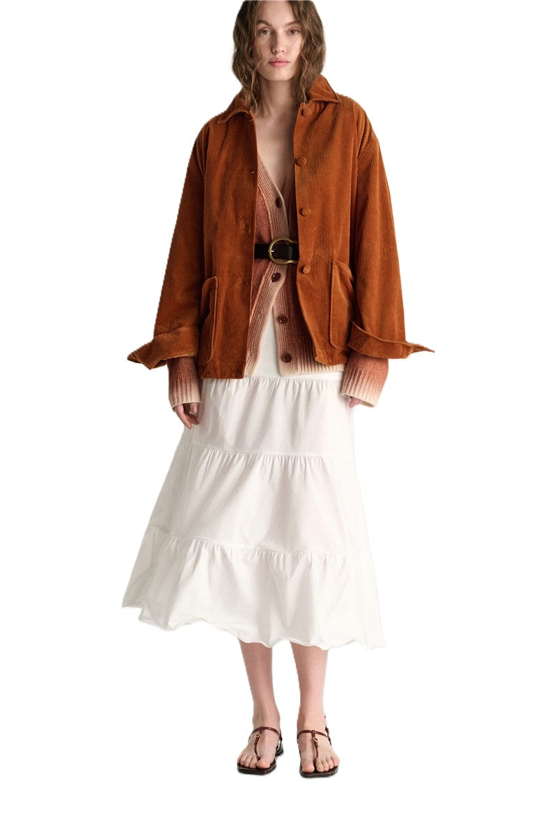 Jacke Dorothee Schumacher MODERN STRUCTURE Jacket in copper braun. Die Hemdjacke aus Cord ist leicht oversized und verfügt über einen formbaren Memory-Draht für individuelles Styling. Auch die Taschen der Jacke kann man wie gewünscht formen. Die Jacke hat schöne überzogene Knöpfe und Manschetten mit Schlitzen. Seitlich befinden sich Riegeldetails. Die Jacke hat einen klassischem Hemdkragen und ist oversized geschnitten. 