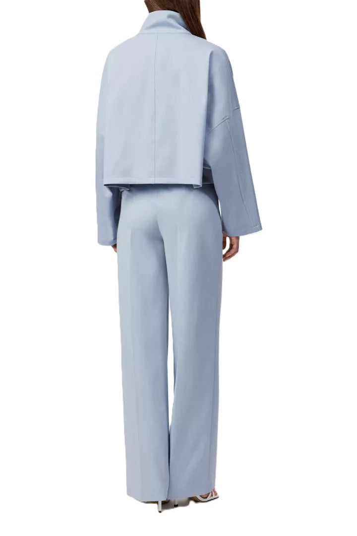 Jacke Drykorn ELSTOW 1 10 in hellblau ist kastig geschnitten mit Zip und Taschen und hinten kuerzer