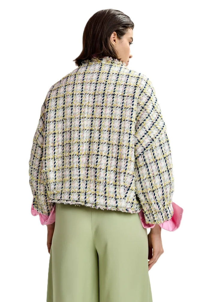 Jacke von Essentiel Antwerp JAYDEN BOXY CROPPED JACKET. Die Jacke ist aus einem Boucléstoff. Sie ist kurz und boxy geschnitten und hat Zierknöpfe und Fransen. Die Jacke ist kariert. 