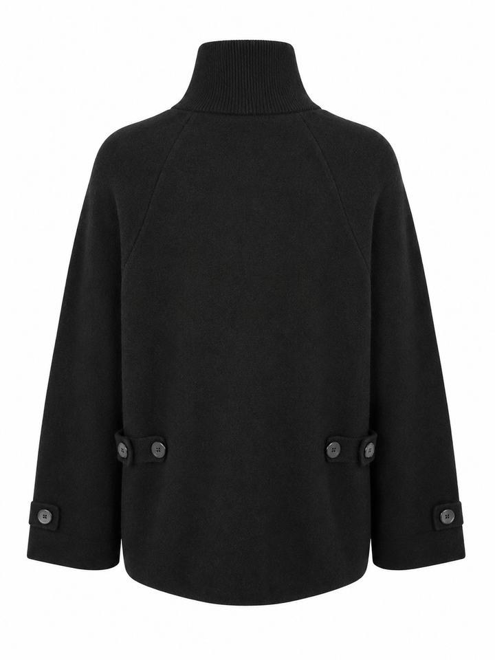Schwarze Jacke von Handmade mit Stehkragen, weiten Ärmeln, Knopfleiste und aufgesetzten Pattentaschen.