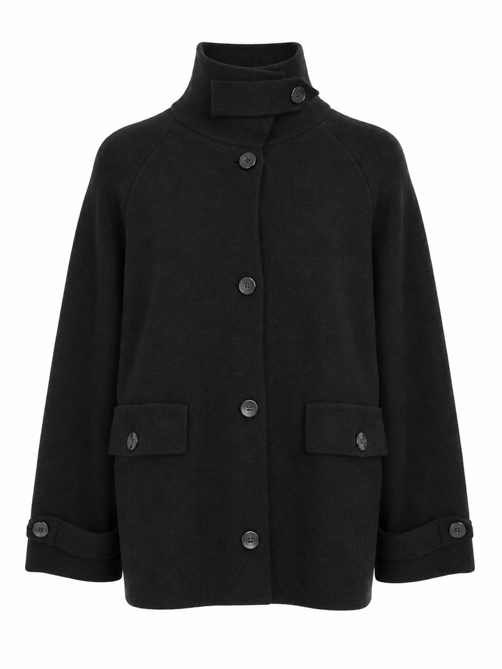 Schwarze Jacke von Handmade mit Stehkragen, weiten Ärmeln, Knopfleiste und aufgesetzten Pattentaschen.