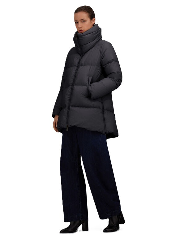Jacke Herno PI001959D in schwarz. A-Form-Jacke aus recycelter Nylon-Mikrofaser mit einer leichten Beschichtung. Die Jacke hat eine wasserdichte Textur, einen weichen Griff und eine matte Optik- Sie ist hinten länger geschnitten und leicht ausgestellt. Der hohe Stehkragen ist besonders angenehm bei kaltem und windigem Wetter. Die Jacke hat einen Zwei-Wege-Reißverschluss und moderne Reißverschlüsse seitlich. 
