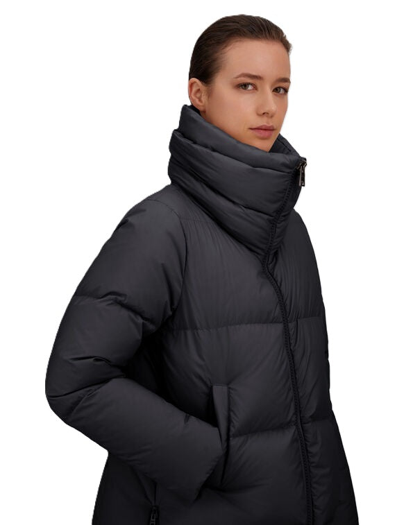 Jacke Herno PI001959D in schwarz. A-Form-Jacke aus recycelter Nylon-Mikrofaser mit einer leichten Beschichtung. Die Jacke hat eine wasserdichte Textur, einen weichen Griff und eine matte Optik- Sie ist hinten länger geschnitten und leicht ausgestellt. Der hohe Stehkragen ist besonders angenehm bei kaltem und windigem Wetter. Die Jacke hat einen Zwei-Wege-Reißverschluss und moderne Reißverschlüsse seitlich. 